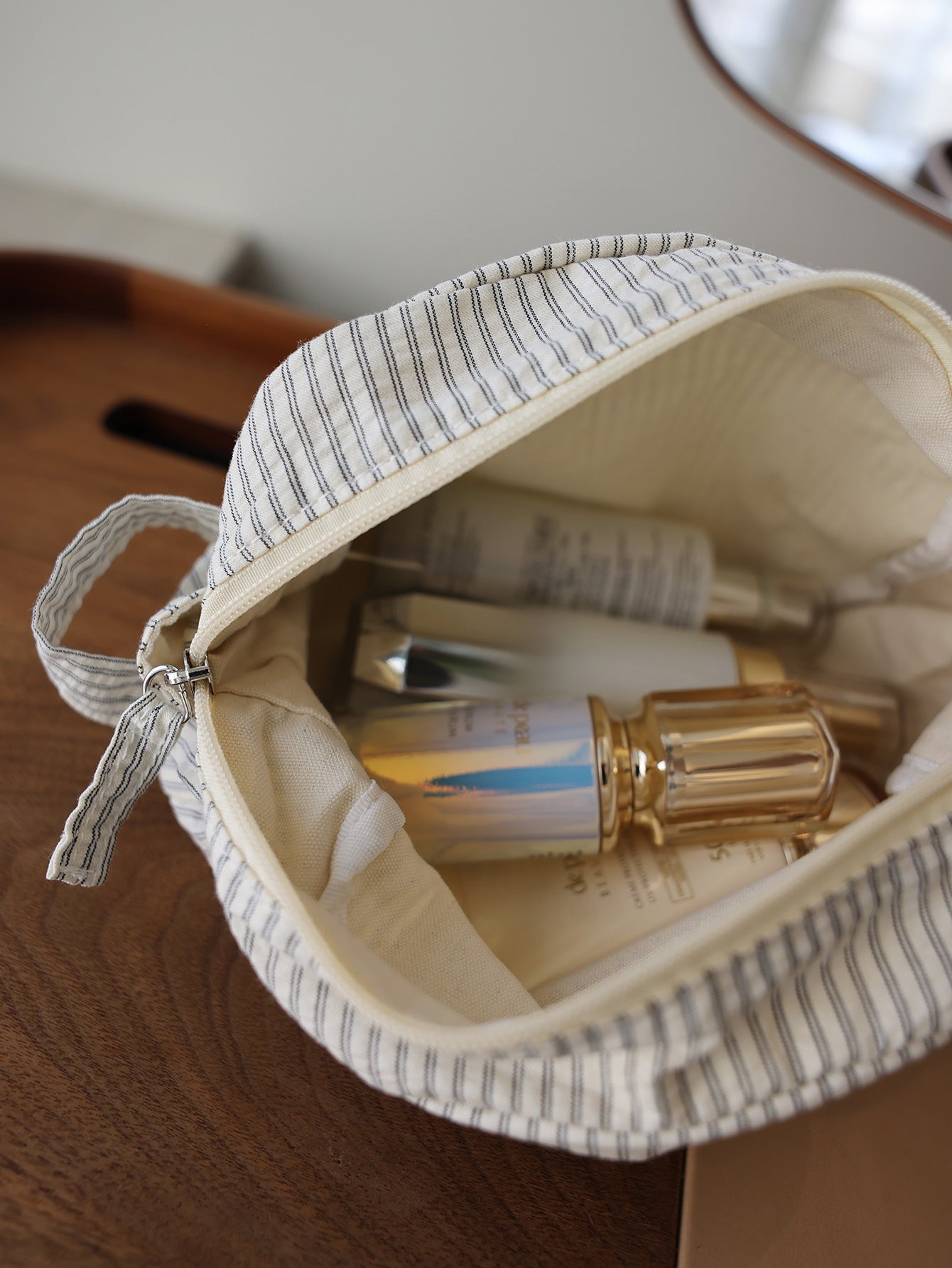 Striped versatile large capacity portable makeup bag for men and women universal zipper skin care products travel portable storage bag toilet bag mid-bag