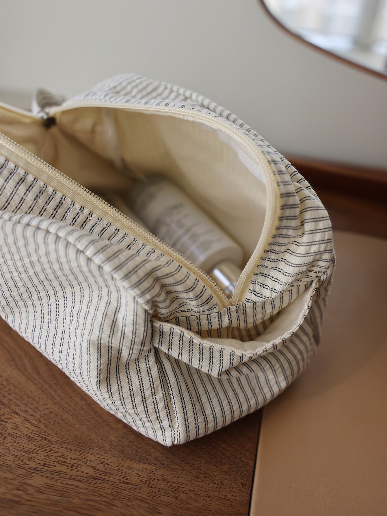 Striped versatile large capacity portable makeup bag for men and women universal zipper skin care products travel portable storage bag toilet bag mid-bag