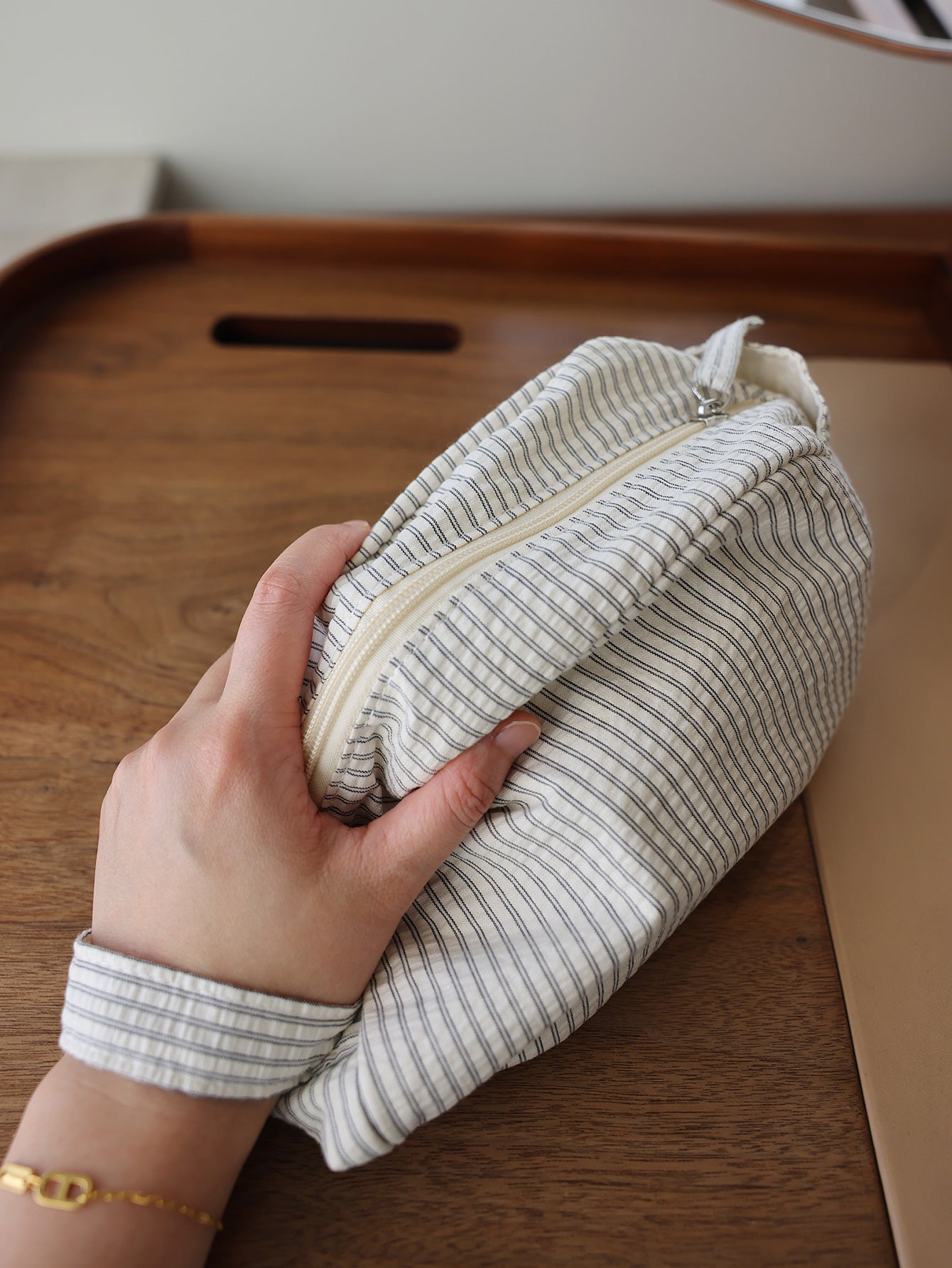 Striped versatile large capacity portable makeup bag for men and women universal zipper skin care products travel portable storage bag toilet bag mid-bag