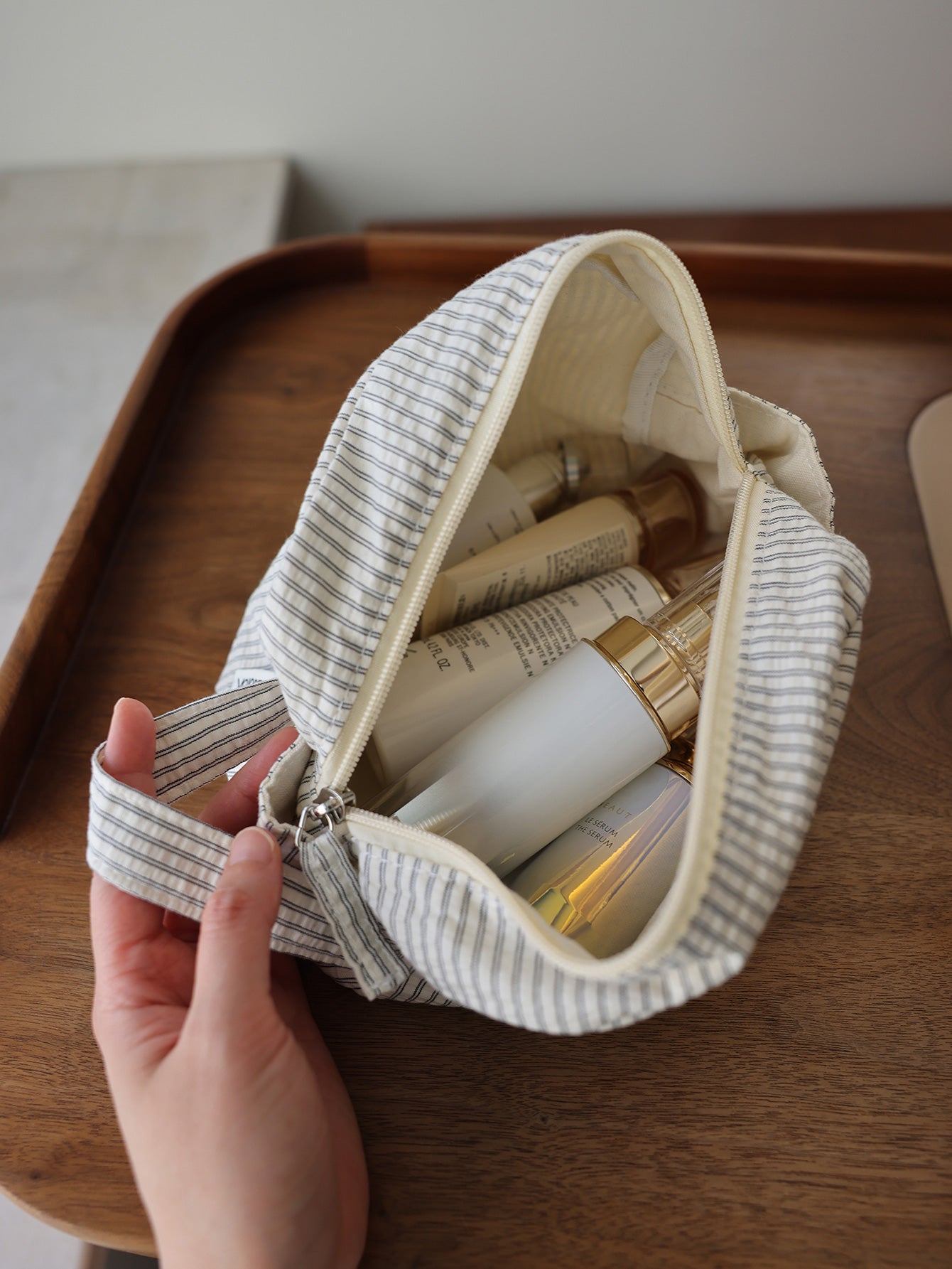 Striped versatile large capacity portable makeup bag for men and women universal zipper skin care products travel portable storage bag toilet bag mid-bag