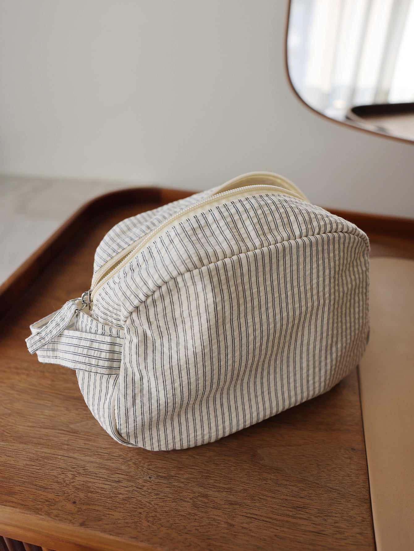 Striped versatile large capacity portable makeup bag for men and women universal zipper skin care products travel portable storage bag toilet bag mid-bag