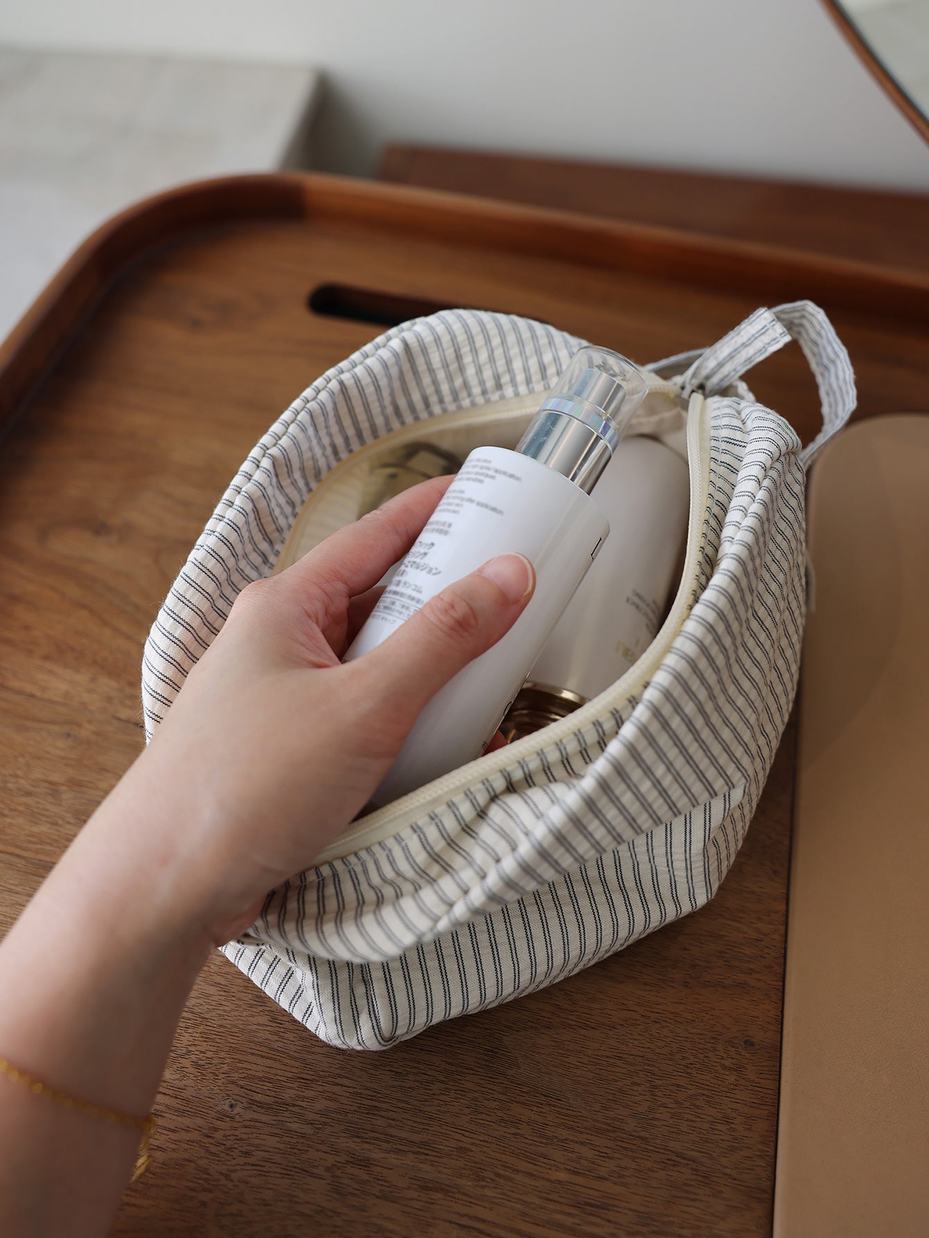 Striped versatile large capacity portable makeup bag for men and women universal zipper skin care products travel portable storage bag toilet bag mid-bag